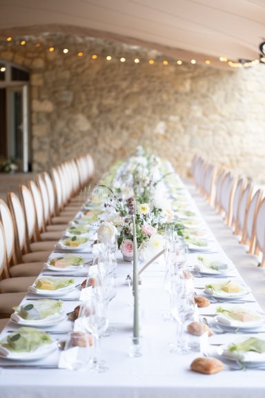 Longue table décorée mariage en Provence